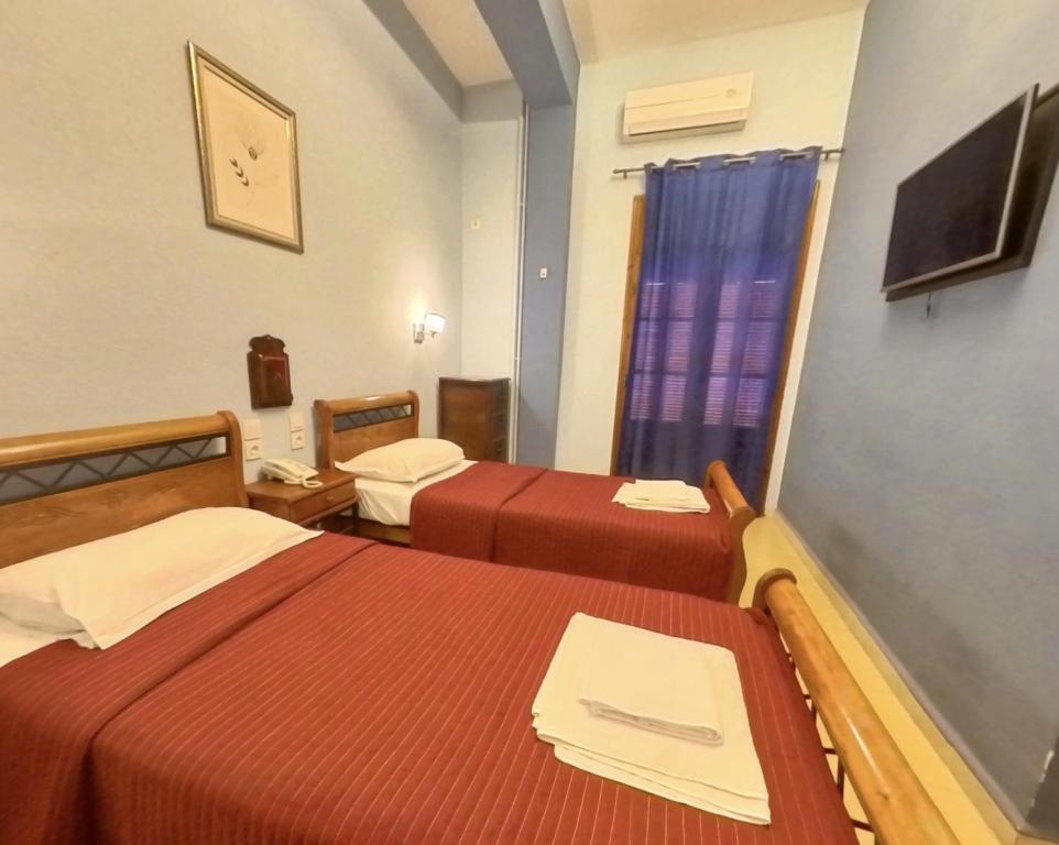 吉杰勒Hotel Taghrast Centre ville Jijel的有两张床和一扇窗户的酒店房间