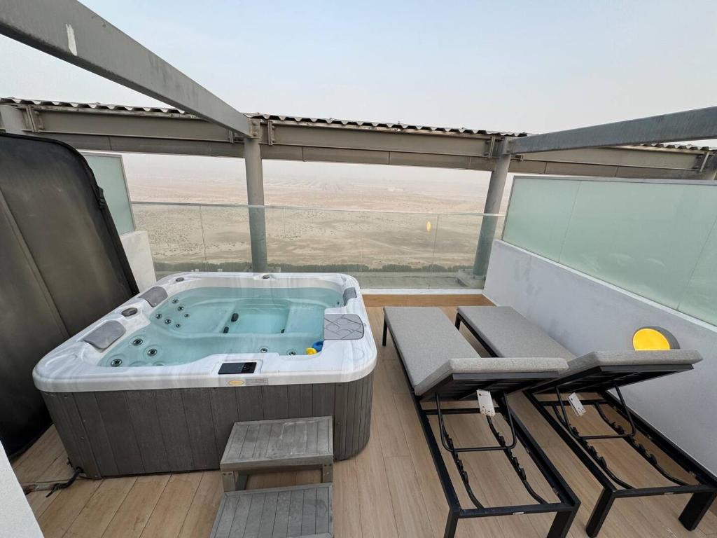 un jacuzzi en el balcón de un edificio en Unique 2bd Jacuzzi & Sunbed, en Abu Dabi