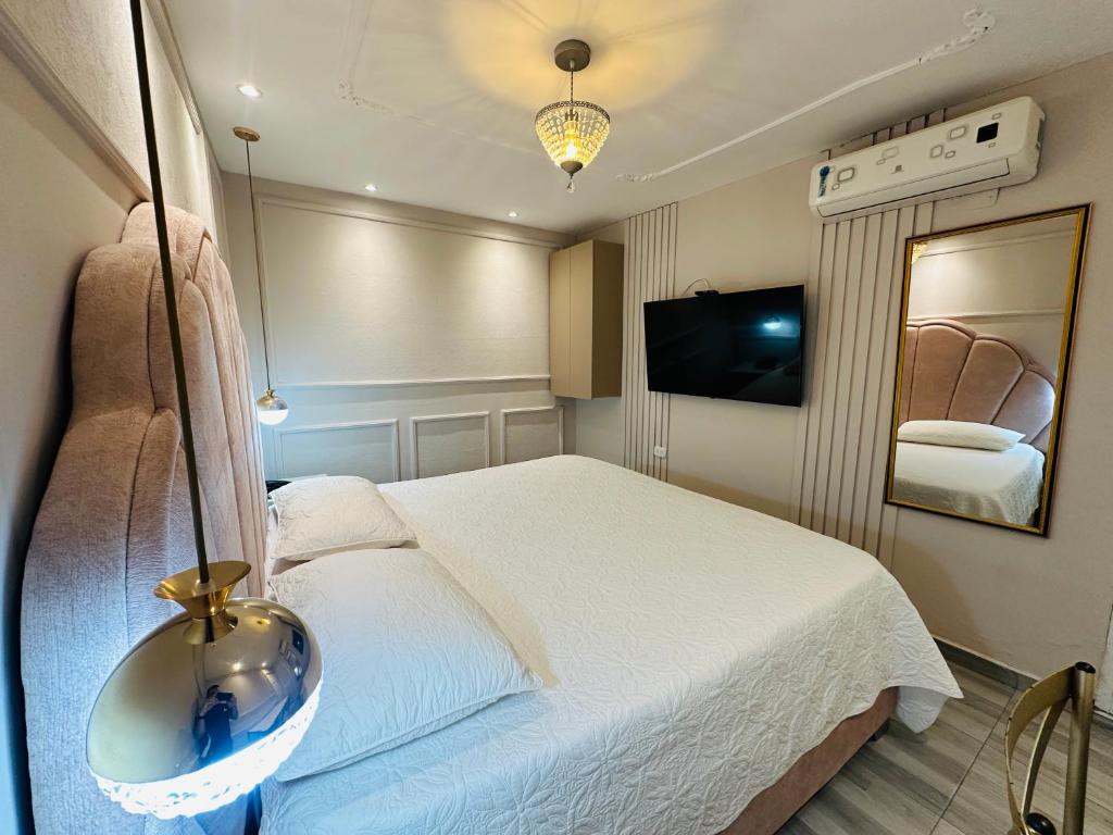 Una cama o camas en una habitación de Hotel Paris Carré