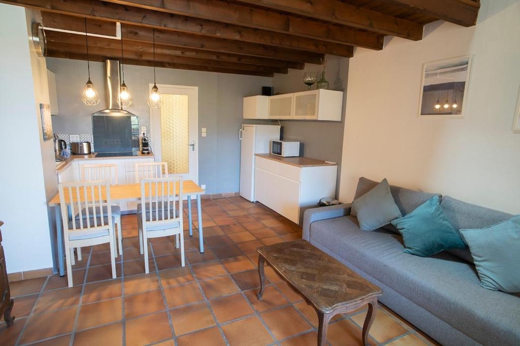 un salon avec un canapé et une table et une cuisine dans l'établissement T2 Giens-les-Plages, à Hyères