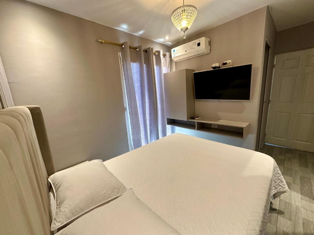 Una televisión o centro de entretenimiento en Hotel Paris Carré