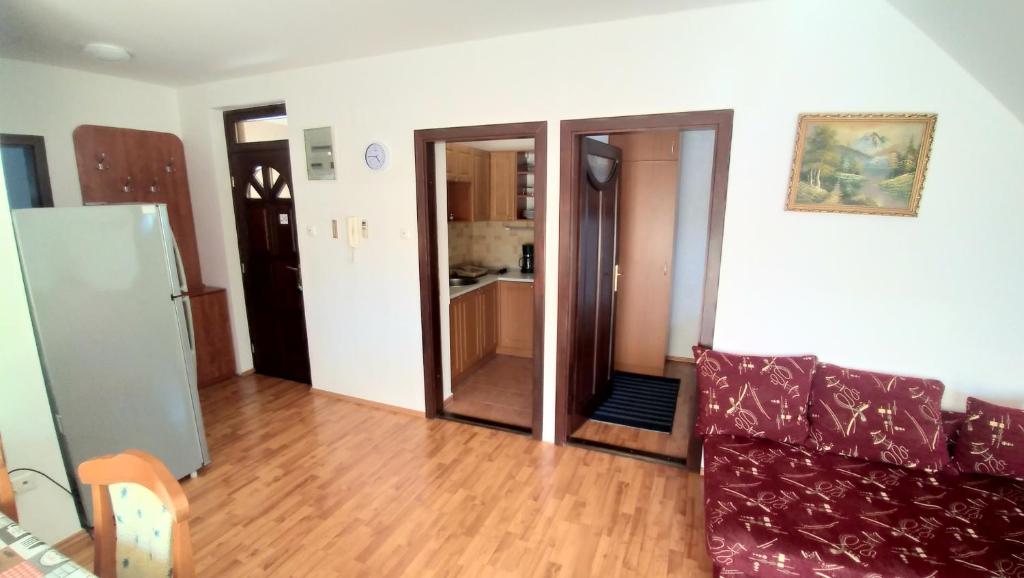 salon z kanapą i lodówką w obiekcie Cindy apartman Siófok w Siófoku
