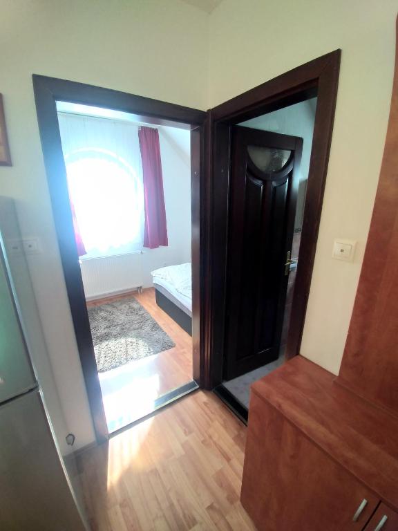widok na pokój z drzwiami i lustrem w obiekcie Cindy apartman Siófok w Siófoku