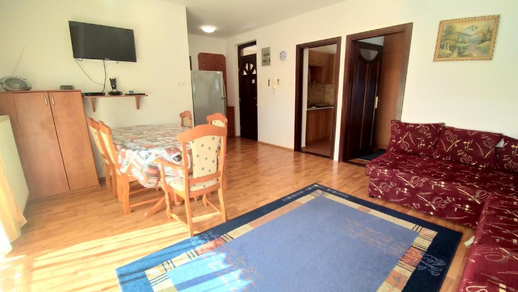 salon ze stołem i kanapą w obiekcie Cindy apartman Siófok w Siófoku