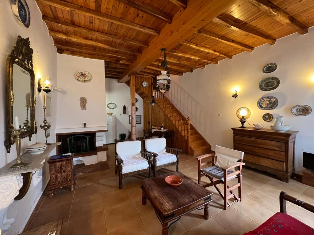 Posezení v ubytování Skopelos Vintage House close proximity to water's edge