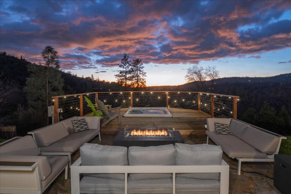New Yosemite Dream Nest with HUGE views/spa/firepit/pet friendly ...