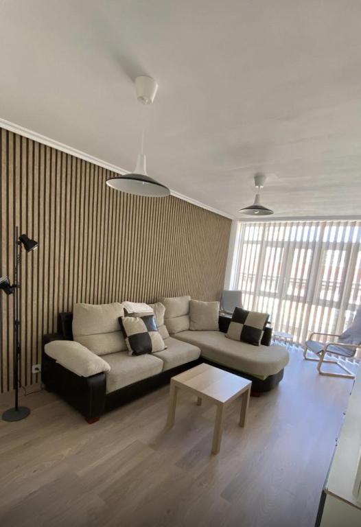 a living room with a couch and a table at Apartamento en Mansilla in Mansilla de las Mulas