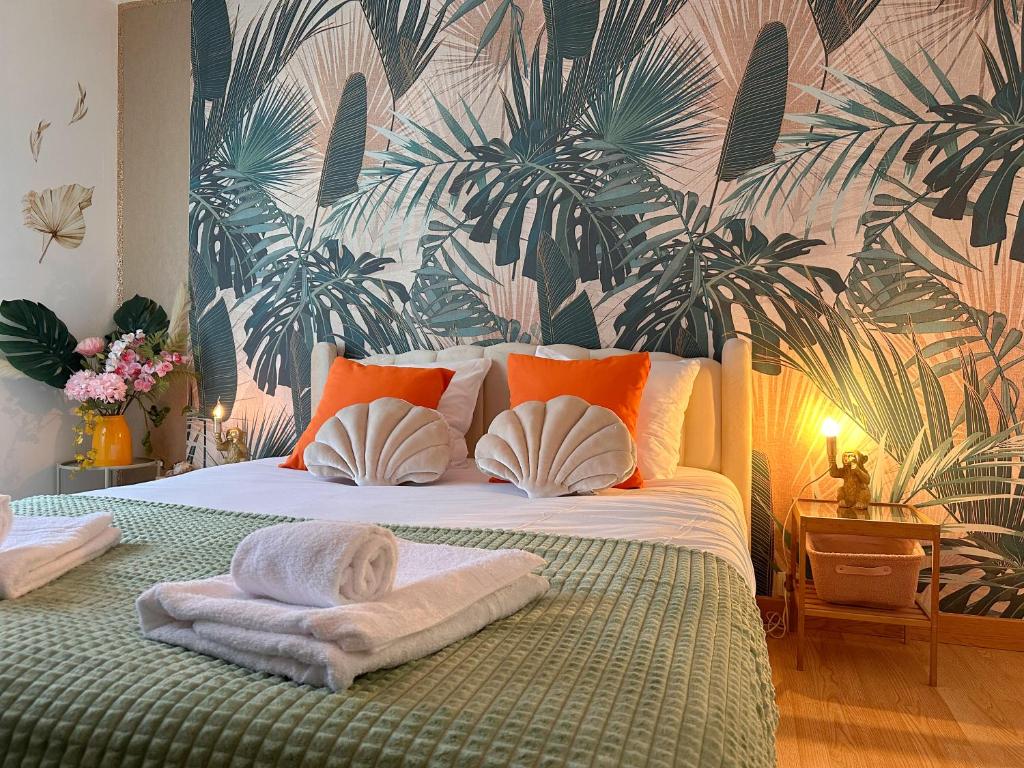 une chambre avec un lit avec une serviette dessus dans l'établissement La Maison Bellagio - Classée 3 étoiles, à Ingré