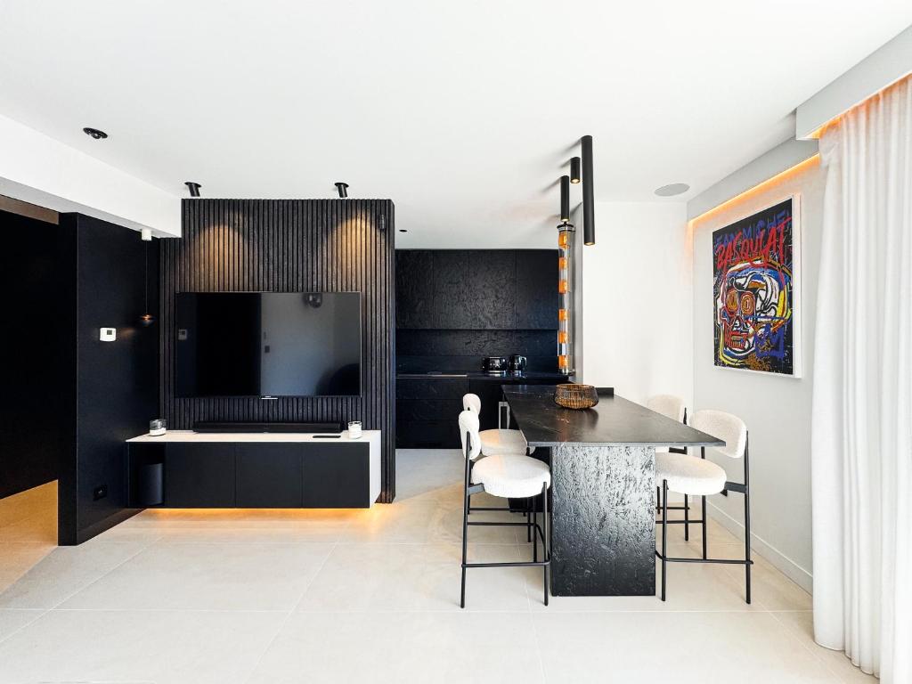 une salle à manger avec une table et des chaises dans l'établissement Cavalaire plein centre, Appartement design 70m2 à 2mn de la plage - Garage privé -Terrasse, à Cavalaire-sur-Mer