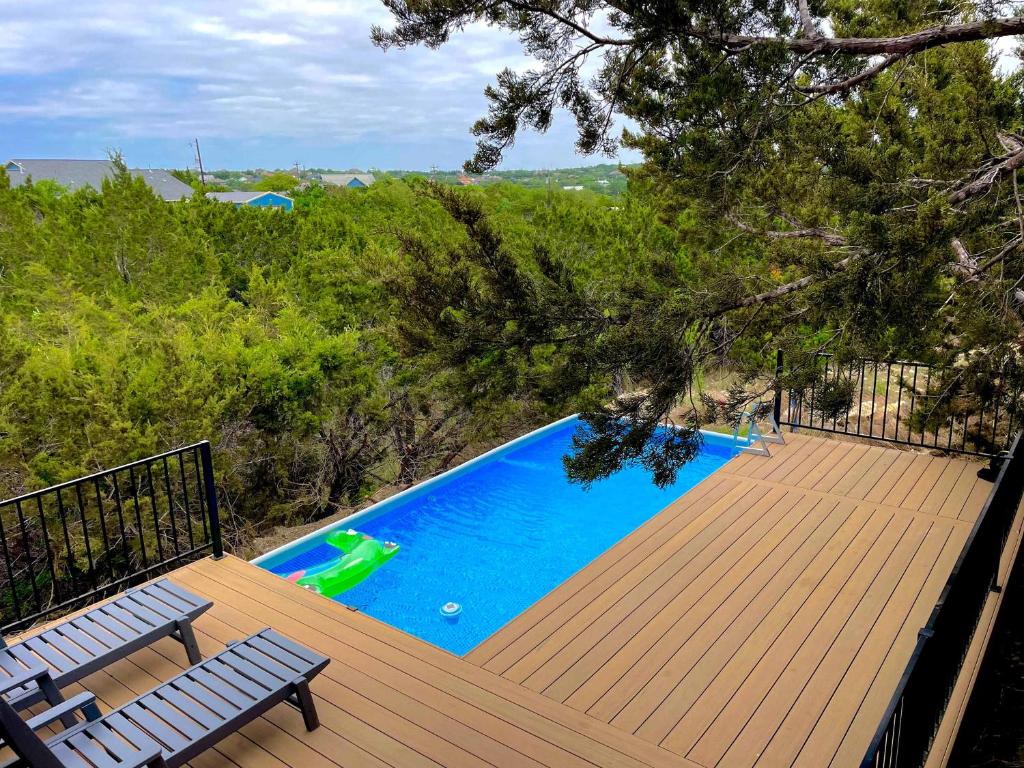 Bazén v ubytování The Outlook - Spa and deck views of Hill Country nebo v jeho okolí