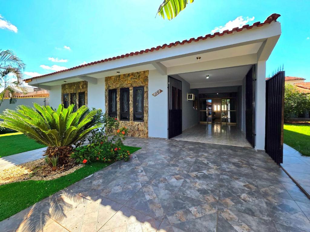 una casa con un passaggio pedonale davanti di Casa Quintal Amplo prox Cataratas 4 quartos a Foz do Iguaçu