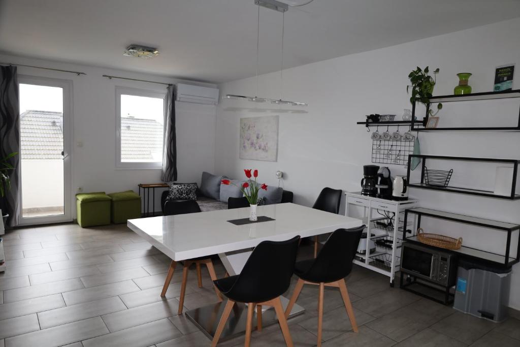 Apartma Javoršček - 三居室公寓，阳台和山景