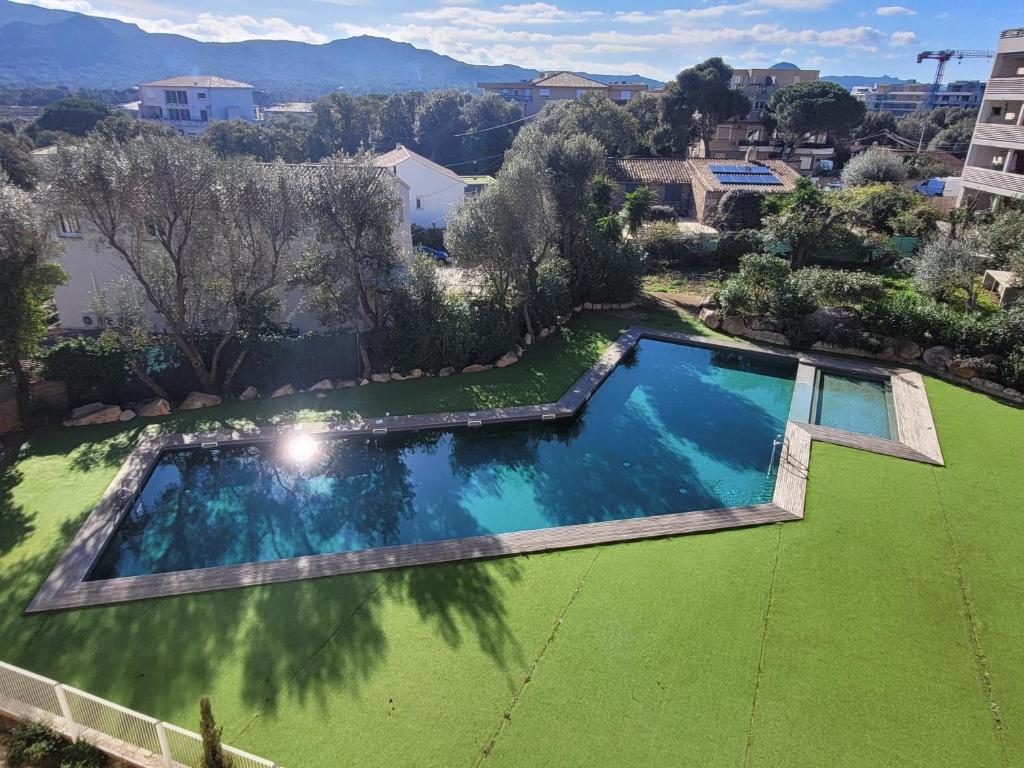 - une vue sur la piscine dans la cour dans l'établissement Studio Port de Porto-Vecchio, à Porto-Vecchio