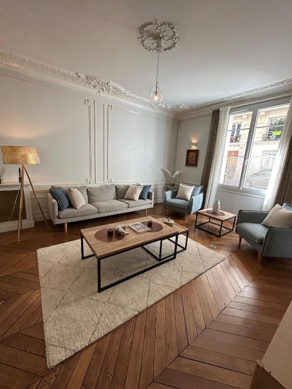 un salon avec un canapé et une table basse dans l'établissement Appartement au cœur de Paris, à Paris