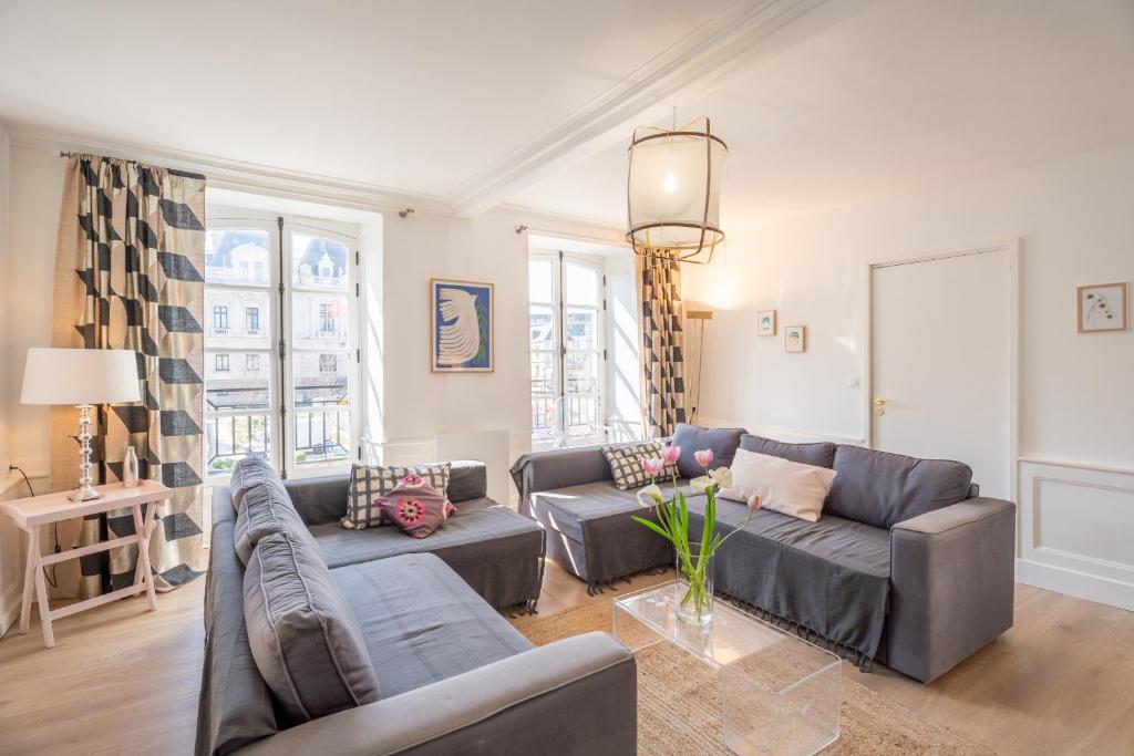 un salon avec deux canapés et une table dans l'établissement Le Maurice - Vannes centre 4 pers bohème chic, à Vannes