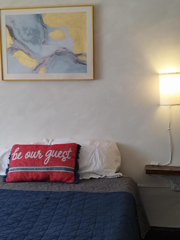 a bedroom with a bed with a red pillow on it at DGM Lofts MTY MN 960 E centro cerca de todo in Monterrey