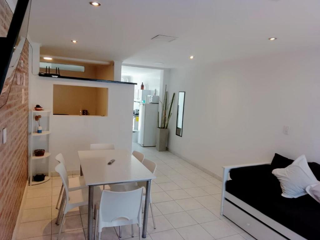 eine Küche und ein Wohnzimmer mit Tisch und Stühlen in der Unterkunft Alquiler por día General Villegas in General Villegas