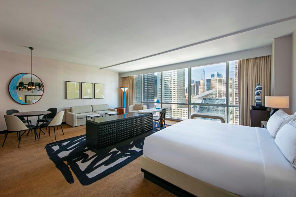 Postel nebo postele na pokoji v ubytování theWit Chicago, a Hilton Hotel