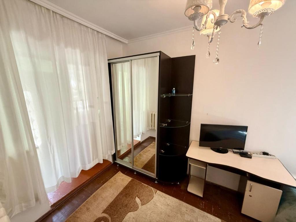 TV a/nebo společenská místnost v ubytování Одноместный номер на ключ в хостеле Single Hostel Room