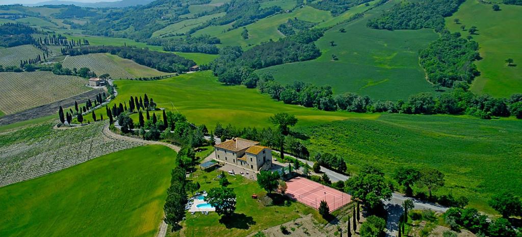 an aerial view of a house in a green field at Agriturismo il Palagetto in Pomarance