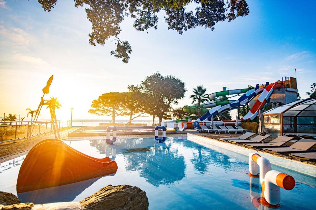 Bazén v ubytování Camping Merendella nebo v jeho okolí