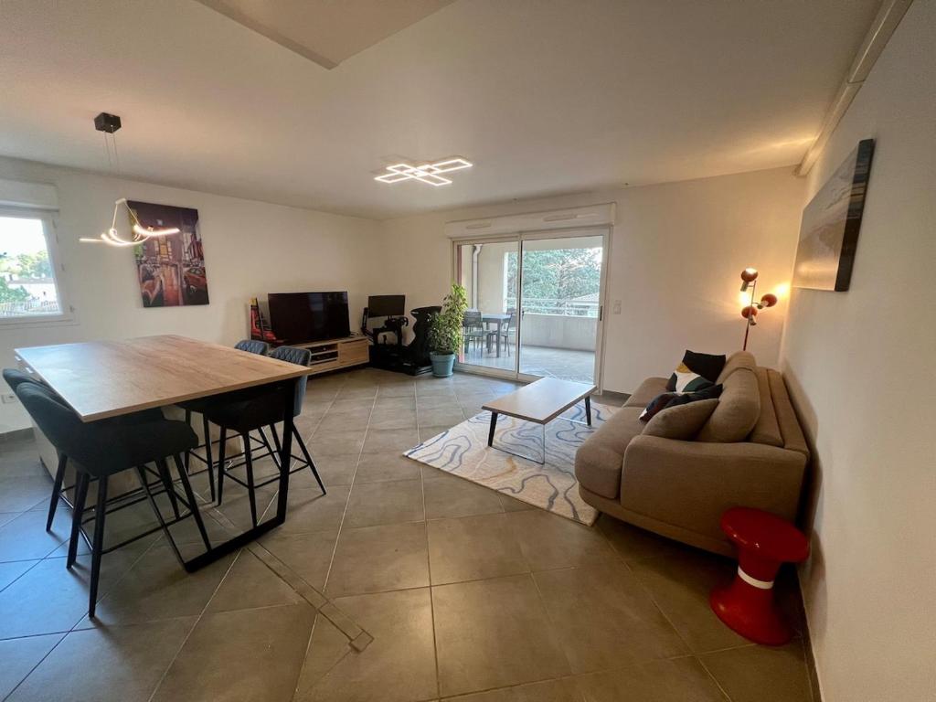 un salon avec un canapé et une table dans l'établissement Beautiful 2-bedroom for 4 people with terrace, à La Celle-sous-Gouzon