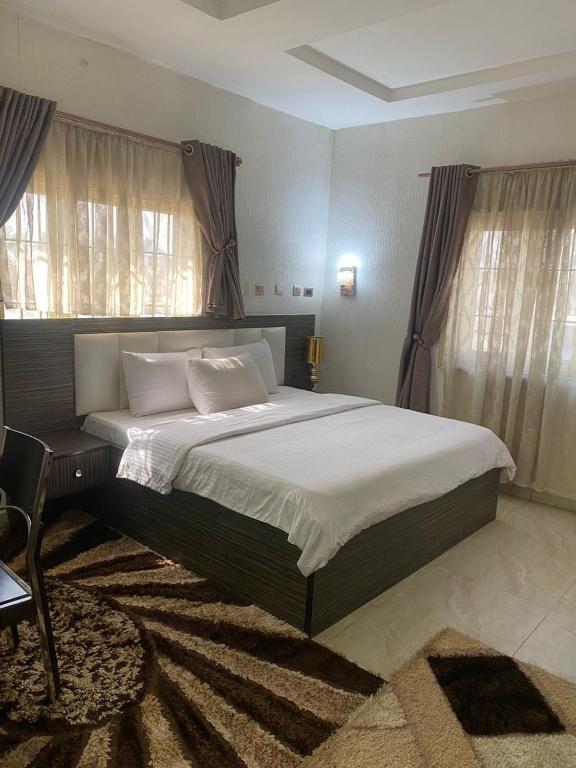 Postel nebo postele na pokoji v ubytování Tofana Hotel and Suites