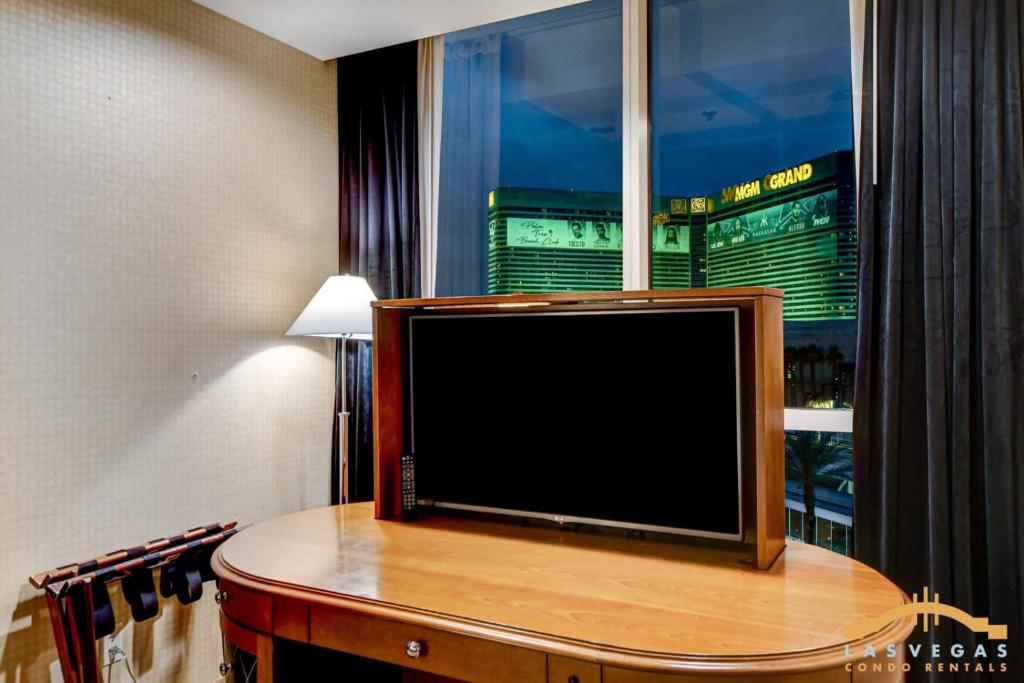 TV a/nebo společenská místnost v ubytování MGM Signature-04-602 1Br 2Ba Balcony Suite