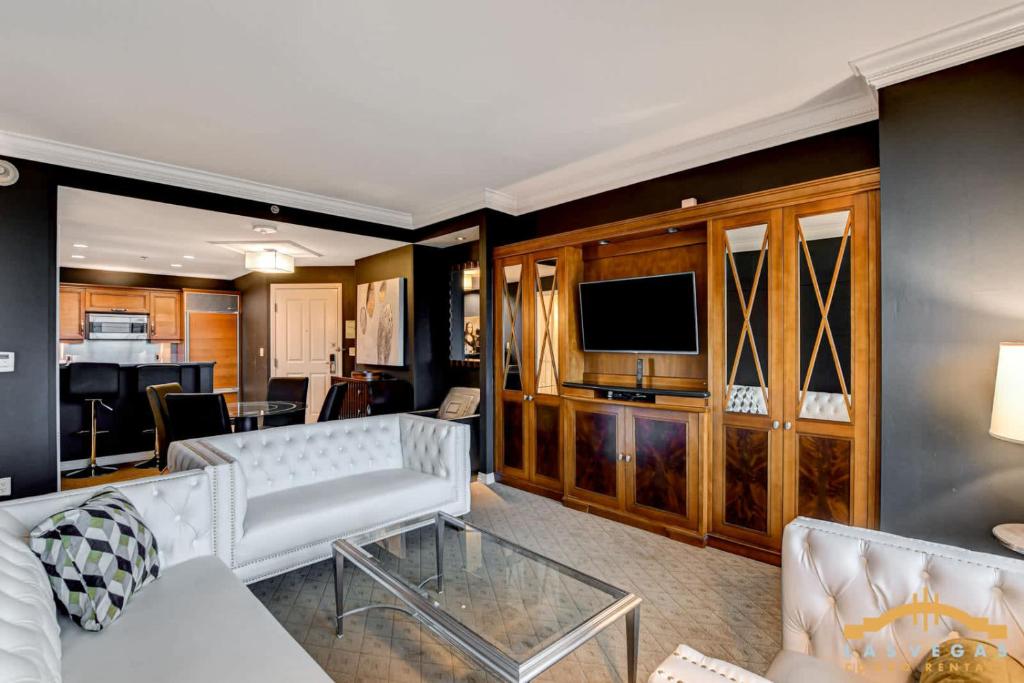 TV a/nebo společenská místnost v ubytování MGM Signature-04-602 1Br 2Ba Balcony Suite