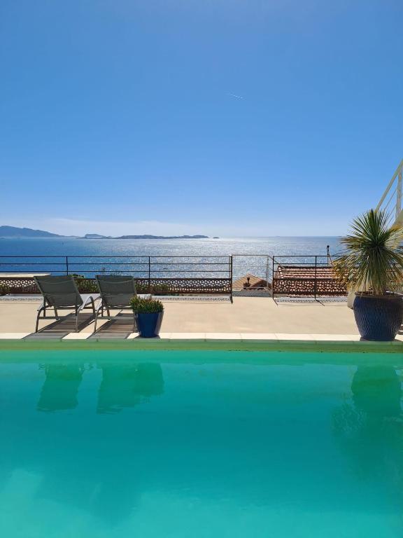 LES SUITES LOVE 1 SPA VUE MER PISCINe - Kamer Met Kingsize Bed En Uitzicht Op Zee