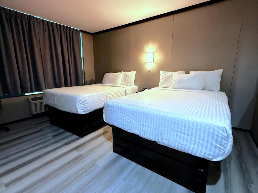 Postel nebo postele na pokoji v ubytování Umbrella Hotel Bronx