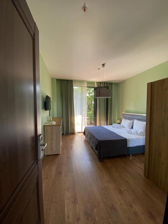 Postel nebo postele na pokoji v ubytování Kobuleti Garden Inn