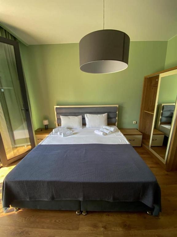 Postel nebo postele na pokoji v ubytování Kobuleti Garden Inn