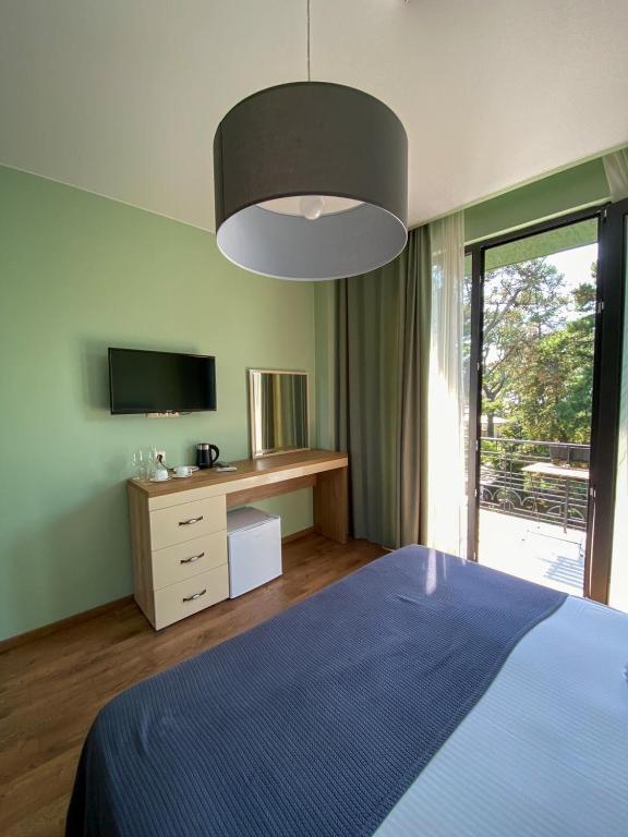 Postel nebo postele na pokoji v ubytování Kobuleti Garden Inn