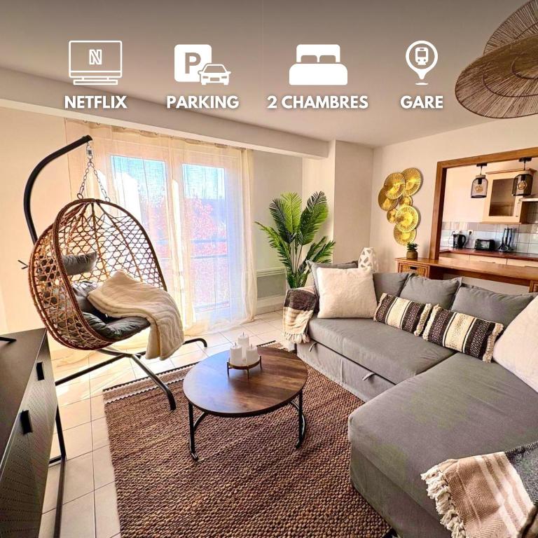 - un salon avec un canapé et une balançoire dans l'établissement Magnifique 2 chambres - Parking - Netflix - Gare, à Arras