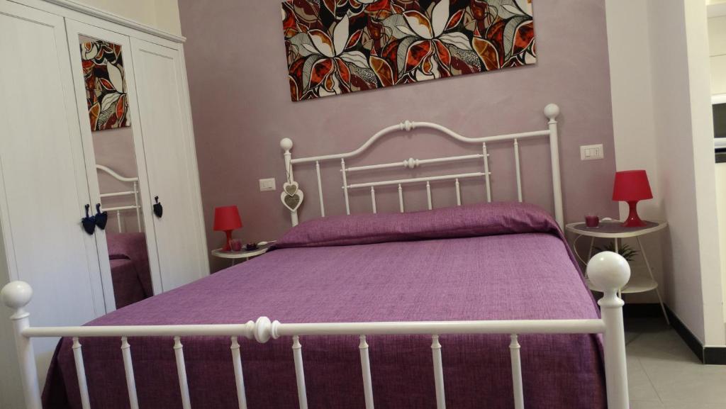 Łóżko lub łóżka w pokoju w obiekcie Casetta Romantica Viola Lerici