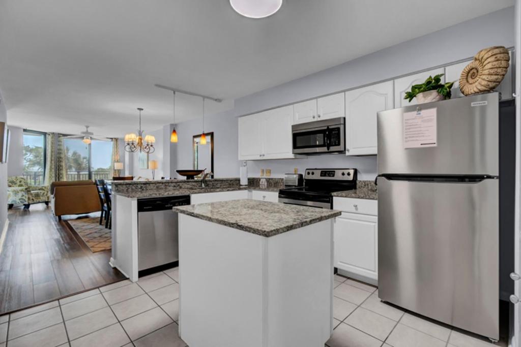 Dapur atau dapur kecil di Shipwatch 110B by Wild Dunes, Ocean View Condo