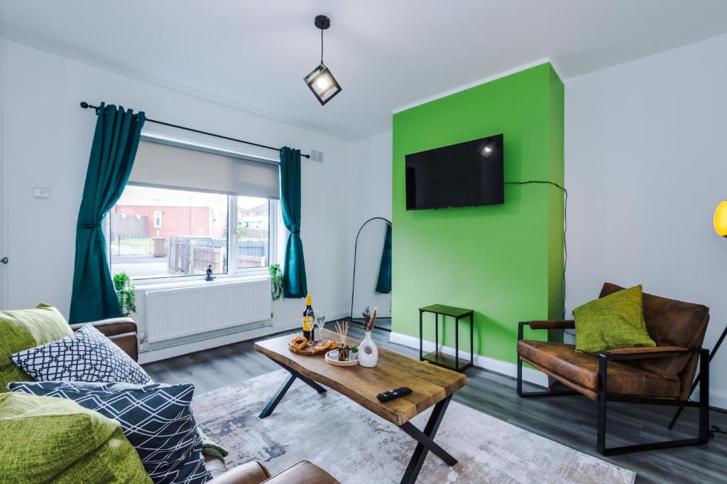 Acacia Lodge - Beautiful & Modern 3BR Stay with Free Parking - Ideal for Business & Leisure Stay by Parydise Properties - Housity