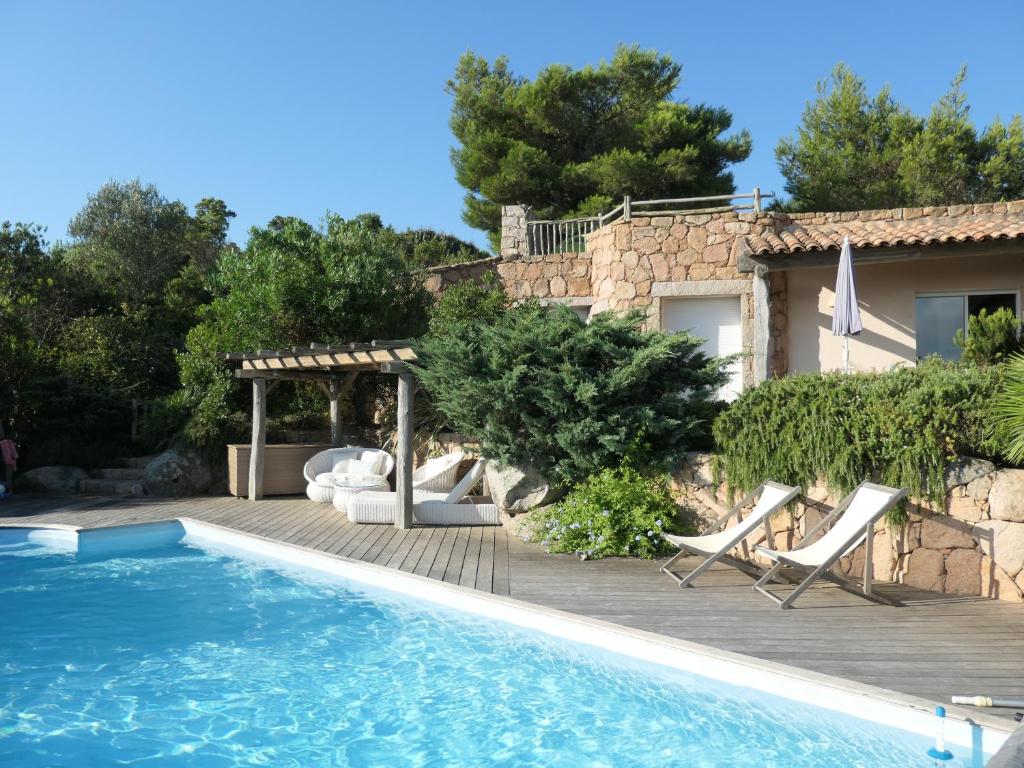 une villa avec piscine et une maison dans l'établissement Boccamanza, à Bonifacio