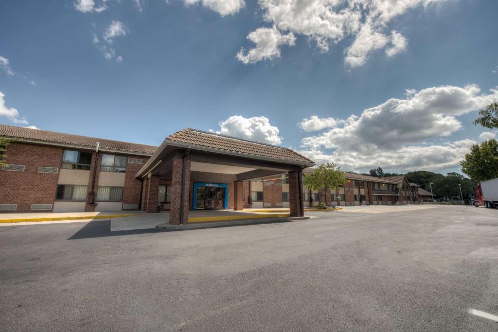 an empty parking lot in front of a building at Motel 6-Branford, CT - New Haven in Branford