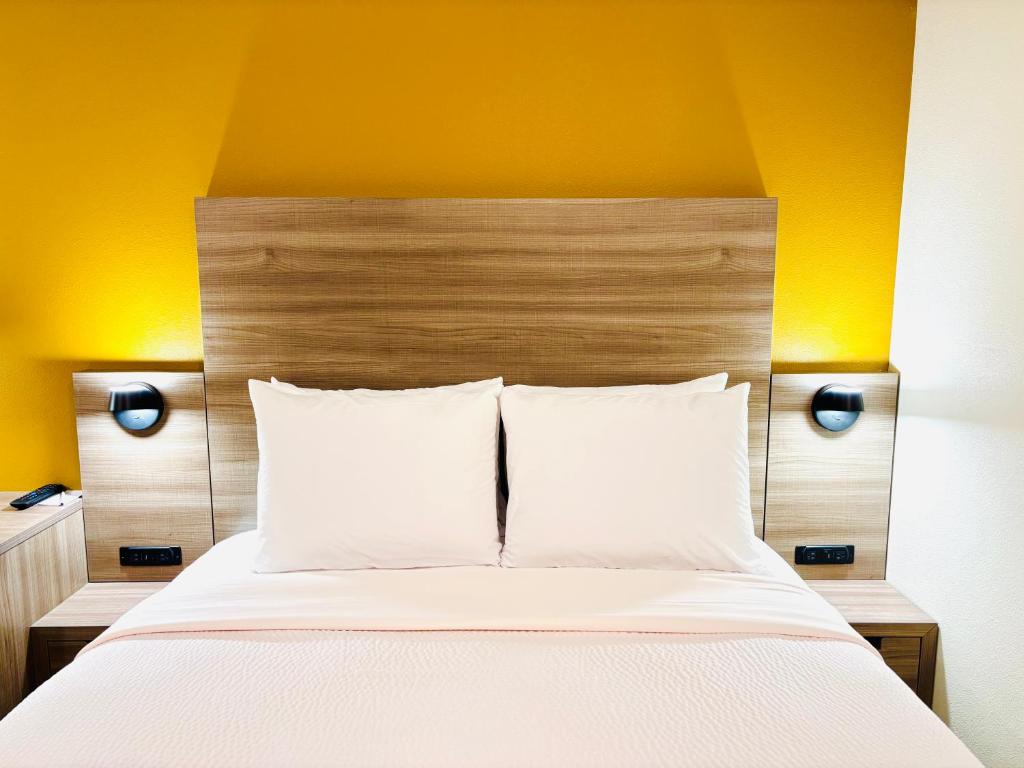 Postel nebo postele na pokoji v ubytování The Depot Hotel
