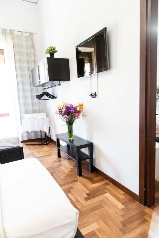 TV a/nebo společenská místnost v ubytování Laetitia Guest House32