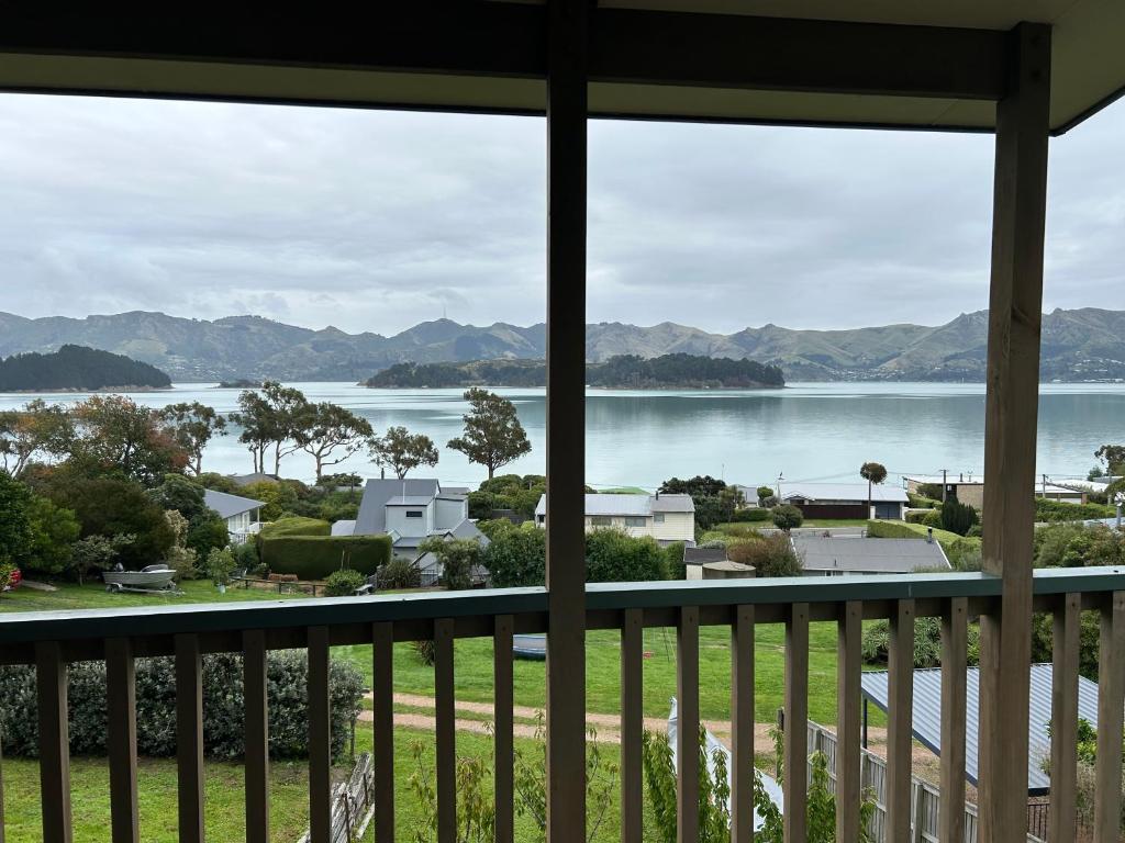 Diamond HarbourにあるCharteris Bay Holiday Houseの家のバルコニーから水の景色を望めます。