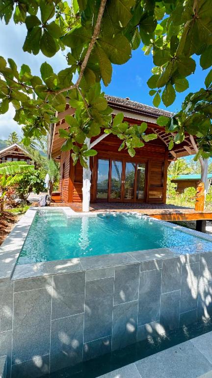 Bazén v ubytování Moorea Reef Bungalows nebo v jeho okolí