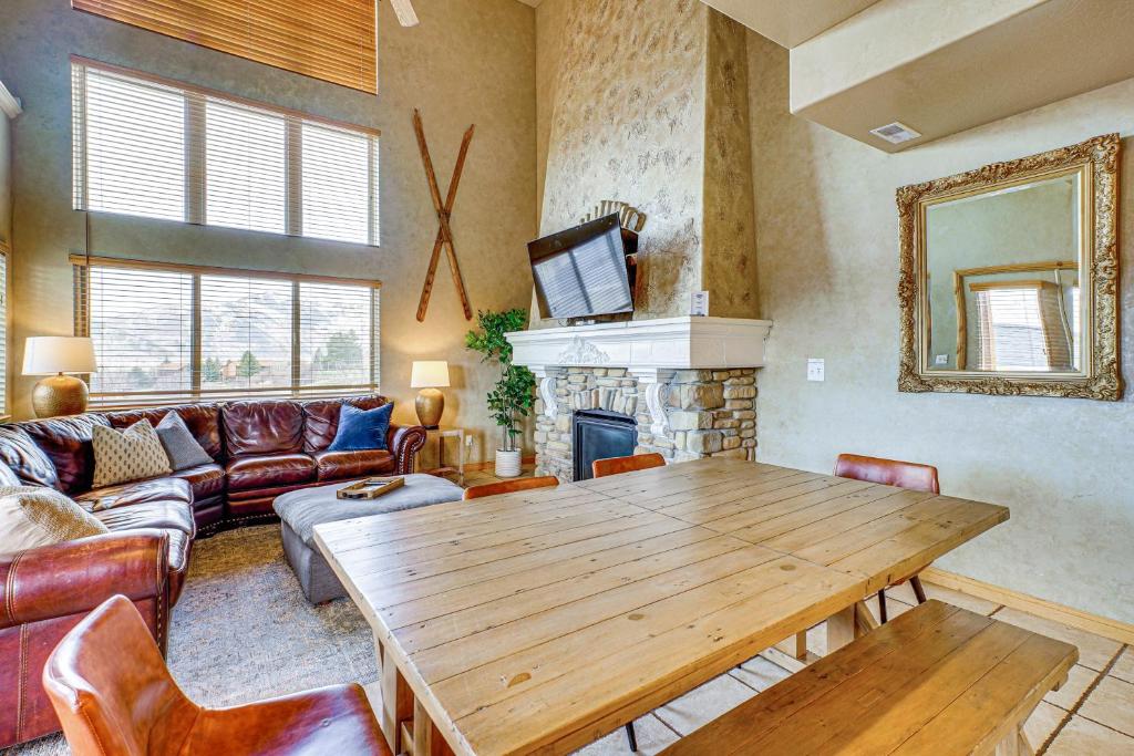sala de estar con mesa de madera y chimenea en Hot Tub and Mtn-View Deck Townhome in Eden, en Eden
