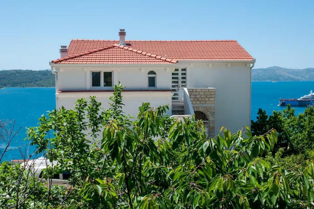 Apartments with parking space Trogir - 24144