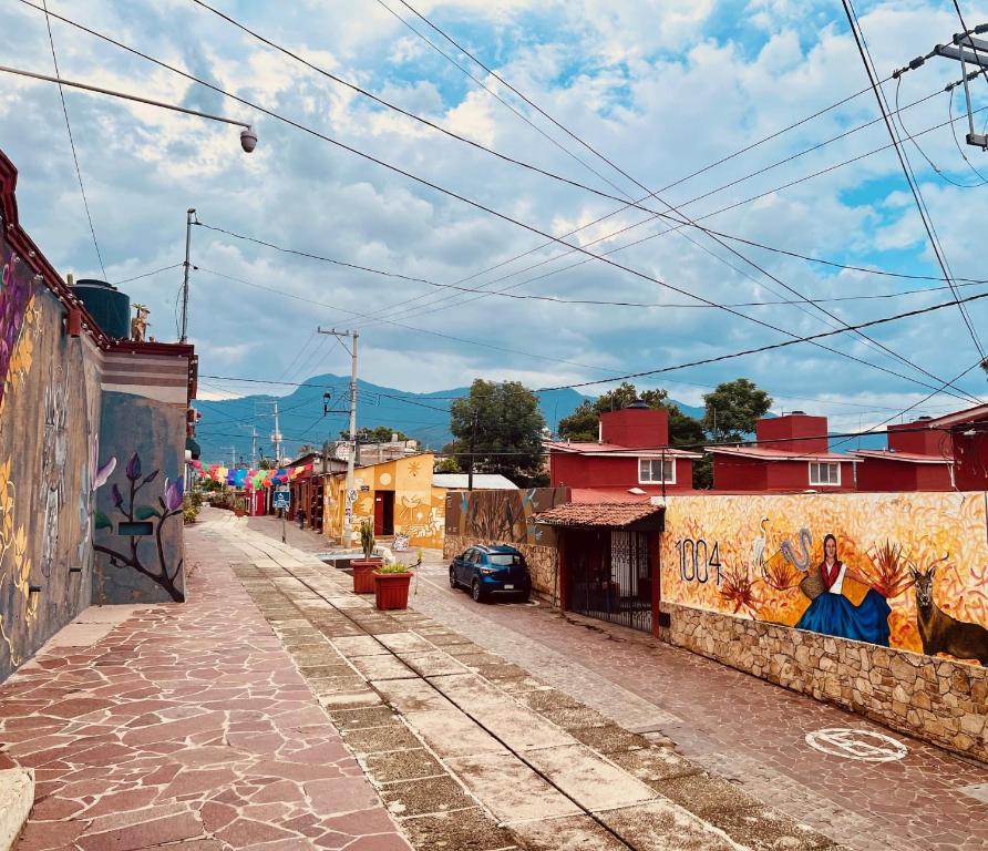 Cảnh núi rừng hoặc tầm nhìn ra núi từ căn hộ