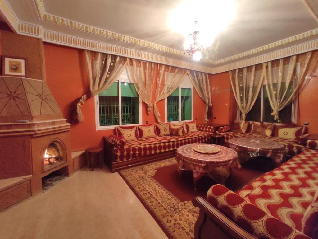 ein Wohnzimmer mit Sofa und Tisch in der Unterkunft Chez l'habitant tigminnagh in Ouarzazate