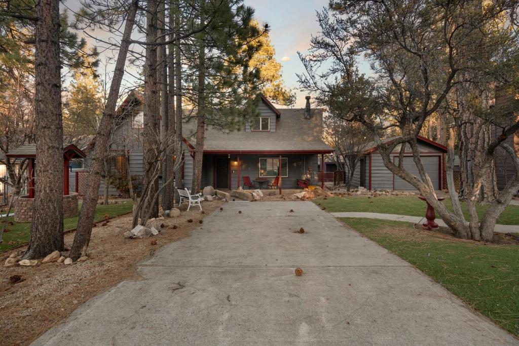 ein Haus mit Vögeln, die einen Bürgersteig hinuntergehen in der Unterkunft Little Red Cabin with a Hot Tub BBQ plus large Yard in Sugarloaf