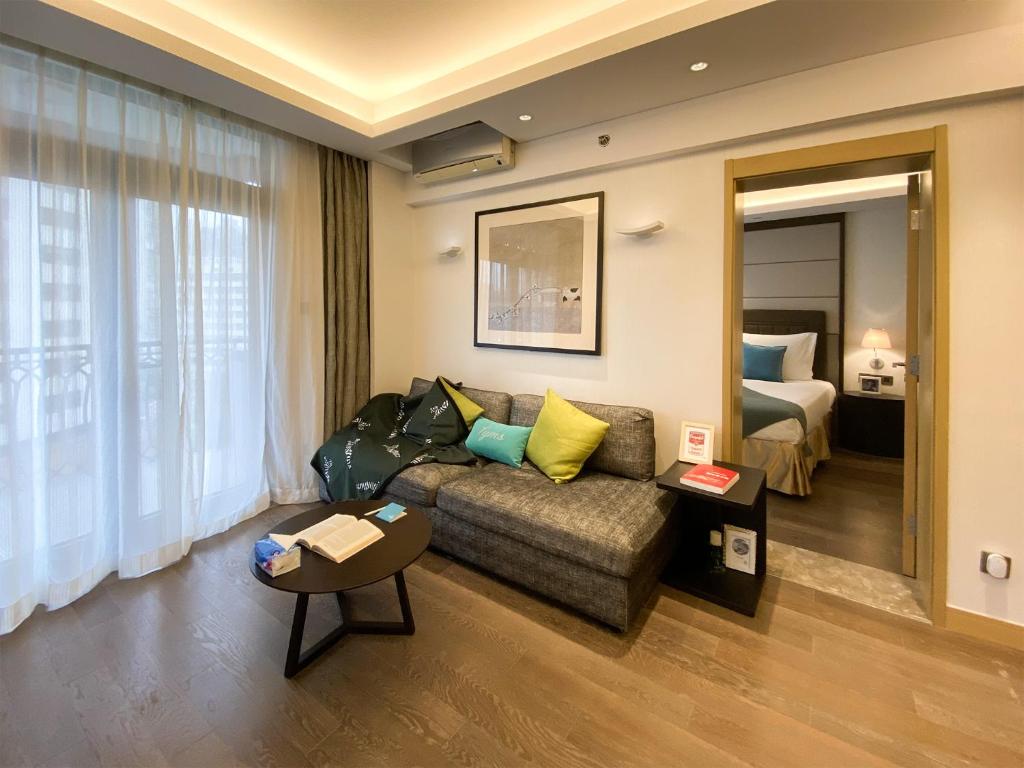 Tyms APT Hengshan RD Near IAPM K11 Line9房間的床